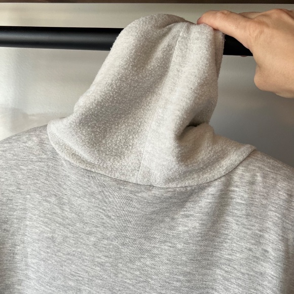 SALE ☘️ CABLE & GAUGE turtleneck 3/4 sleeve sweatshirt in light heather gray - Picture 4 of 14